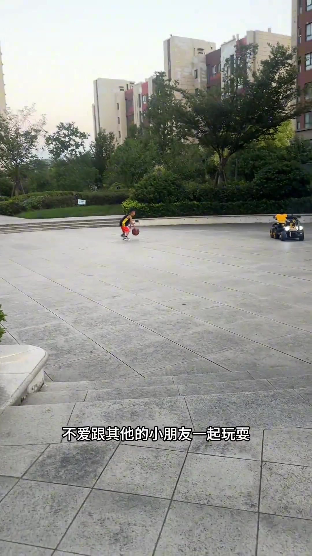 这小子运球比小编还好😨4岁小孩对篮球的痴迷程度有多熟练？