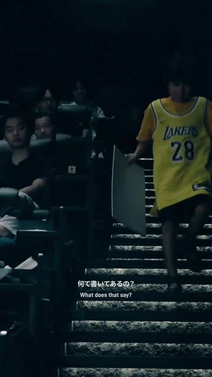 笑死！八村塁现场让小球迷脱掉湖人球衣😂强行换上快船战袍~